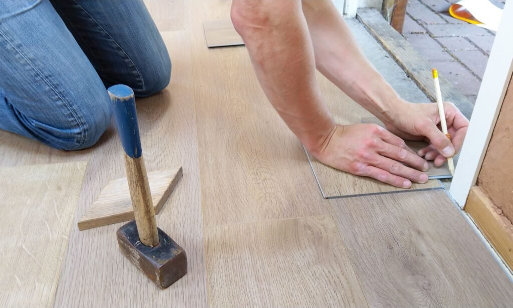 Laminat verlegen - Dielen werden verlegt