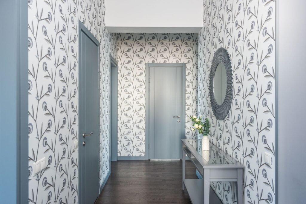 Frisch tapezierte Wand mit gemustertem Vlies im Flur